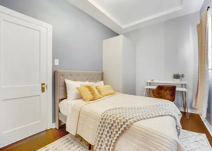 The Logandale: Huge Mid-century Home, Sleeps 15 * Chicago