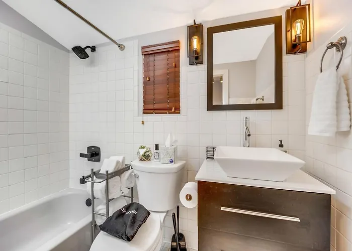 The Logandale: Huge Mid-century Home, Sleeps 15 * Chicago