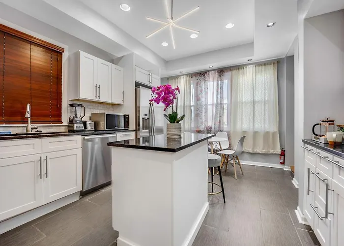 The Logandale: Huge Mid-century Home, Sleeps 15 Chicago
