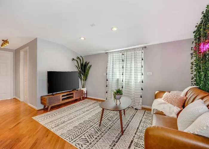 Holiday home The Logandale: Huge Mid-century Home, Sleeps 15