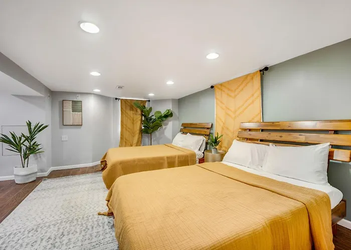 Holiday home The Logandale: Huge Mid-century Home, Sleeps 15 Chicago