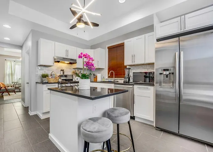 The Logandale: Huge Mid-century Home, Sleeps 15