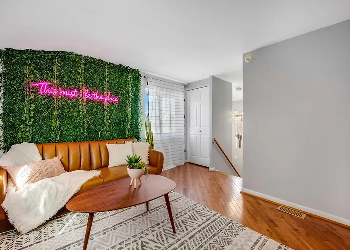 Holiday home The Logandale: Huge Mid-century Home, Sleeps 15 Chicago