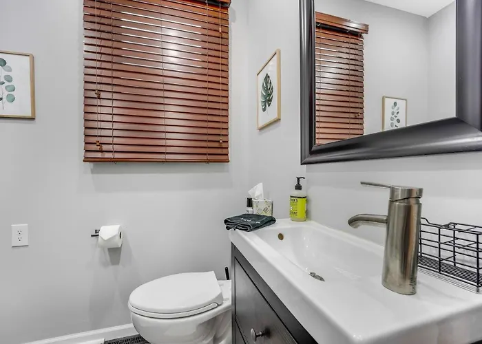 The Logandale: Huge Mid-century Home, Sleeps 15 Holiday home Chicago