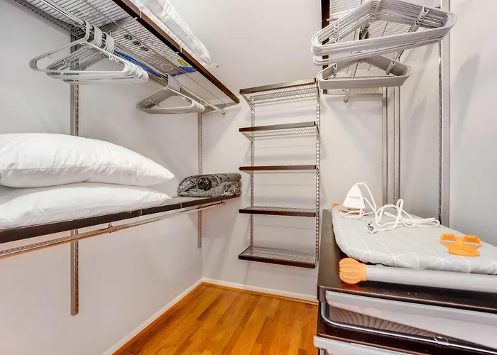 The Logandale: Huge Mid-century Home, Sleeps 15 * Chicago