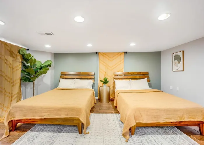 The Logandale: Huge Mid-century Home, Sleeps 15 *