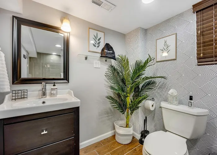 The Logandale: Huge Mid-century Home, Sleeps 15 Chicago