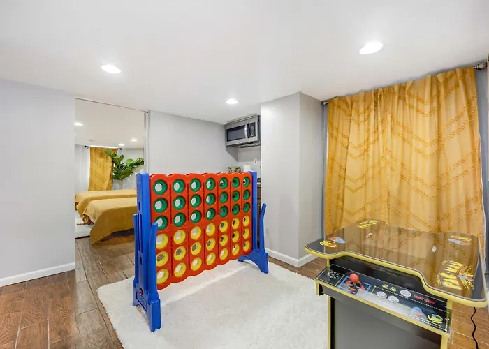 The Logandale: Huge Mid-century Home, Sleeps 15 Chicago