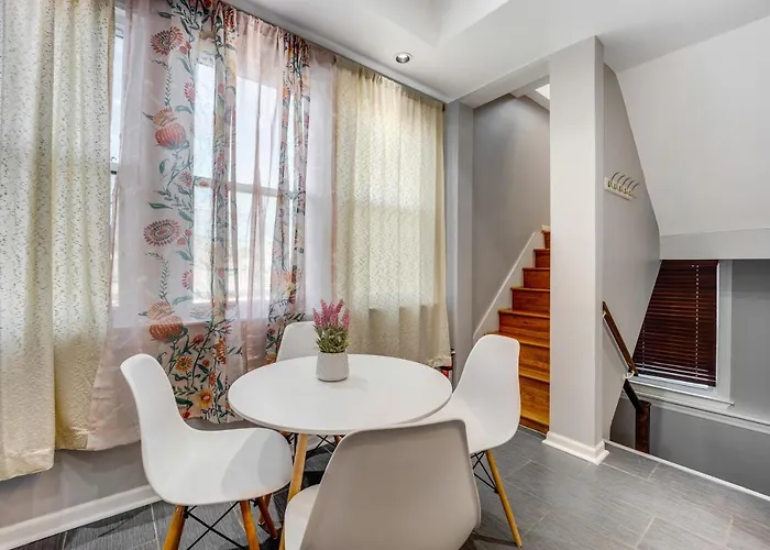 The Logandale: Huge Mid-century Home, Sleeps 15 Holiday home