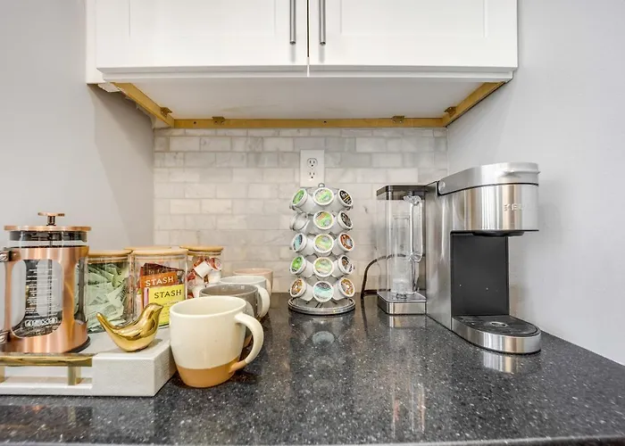 The Logandale: Huge Mid-century Home, Sleeps 15 * Chicago