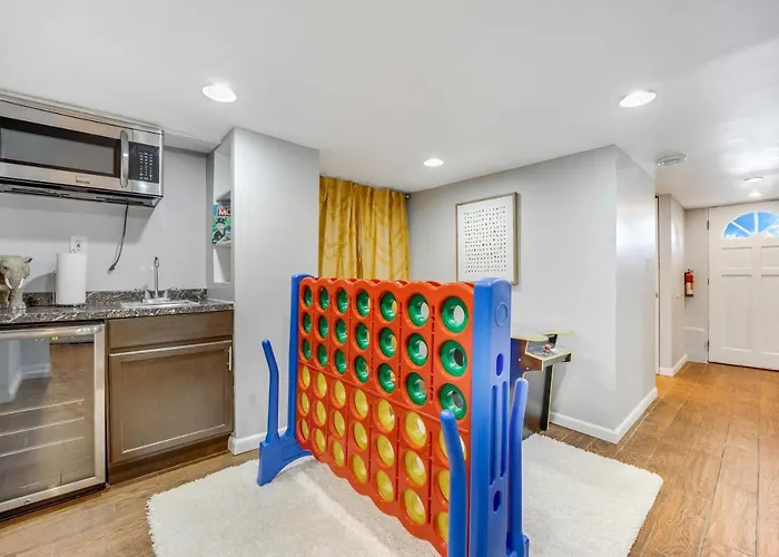 The Logandale: Huge Mid-century Home, Sleeps 15 Chicago