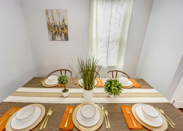 The Logandale: Huge Mid-century Home, Sleeps 15 Chicago