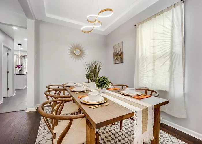 The Logandale: Huge Mid-century Home, Sleeps 15
