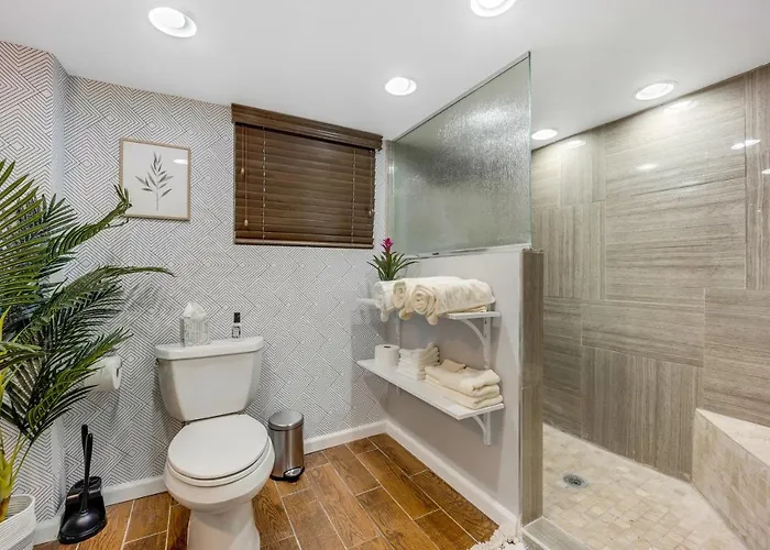 The Logandale: Huge Mid-century Home, Sleeps 15 * Chicago