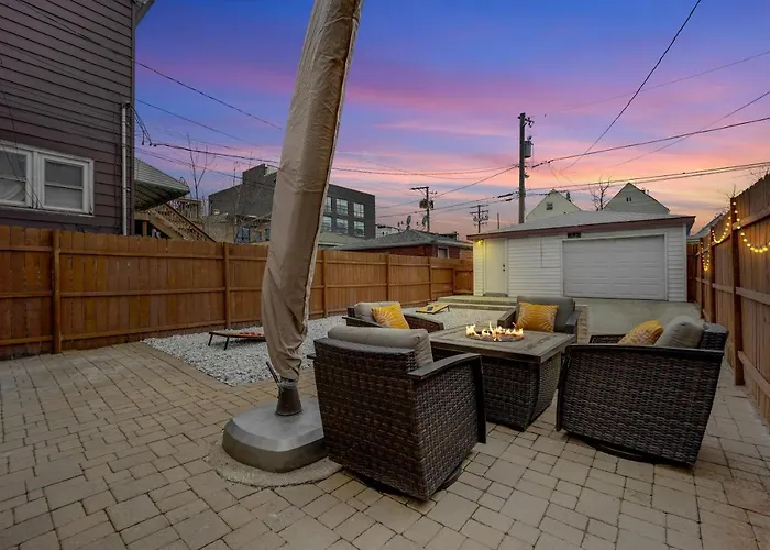 The Logandale: Huge Mid-century Home, Sleeps 15