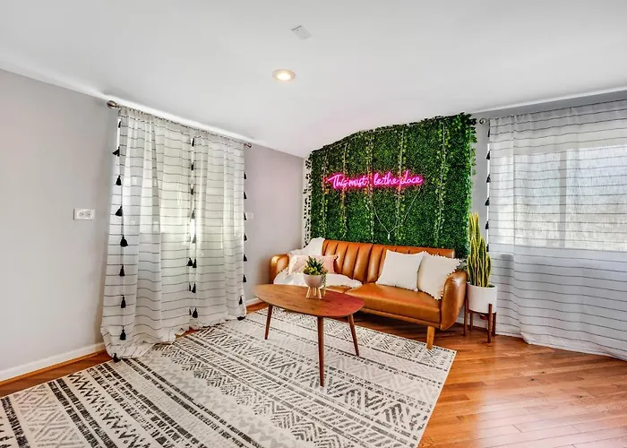 The Logandale: Huge Mid-century Home, Sleeps 15