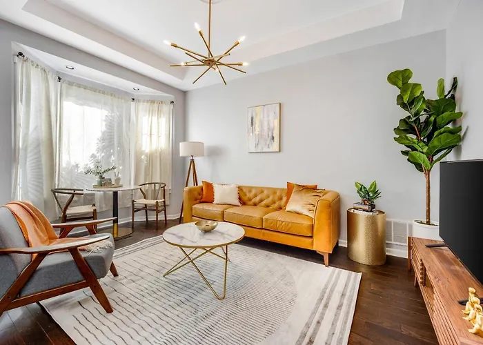 Holiday home The Logandale: Huge Mid-century Home, Sleeps 15 Chicago