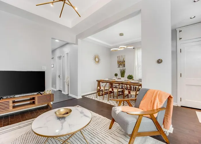 The Logandale: Huge Mid-century Home, Sleeps 15 Holiday home Chicago