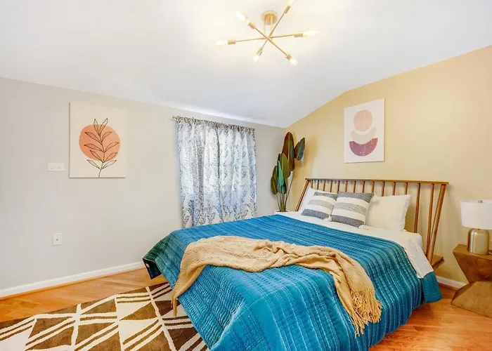 Holiday home The Logandale: Huge Mid-century Home, Sleeps 15 *