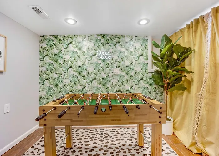 The Logandale: Huge Mid-century Home, Sleeps 15 Holiday home *