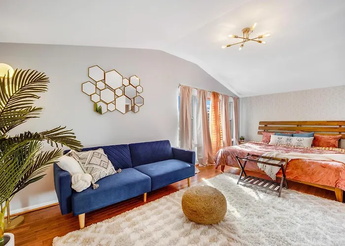 The Logandale: Huge Mid-century Home, Sleeps 15